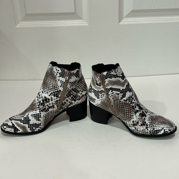 QUPID Women’s Snakeskin Pattern Ankle Booties Boots - black & white, size 6/7 - Picture 6 of 7